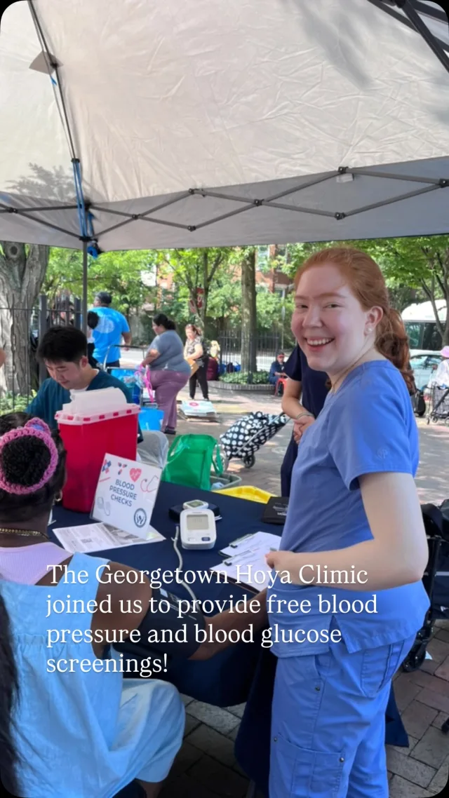 What does community look like? It looks like our staff and volunteers showing up, filling bags, and making sure no one goes without. And bonus! It also means our neighbors being cared for by the @hoyaclinic volunteers who came out and provided some free healthcare screenings. #TogetherStronger 💙💚